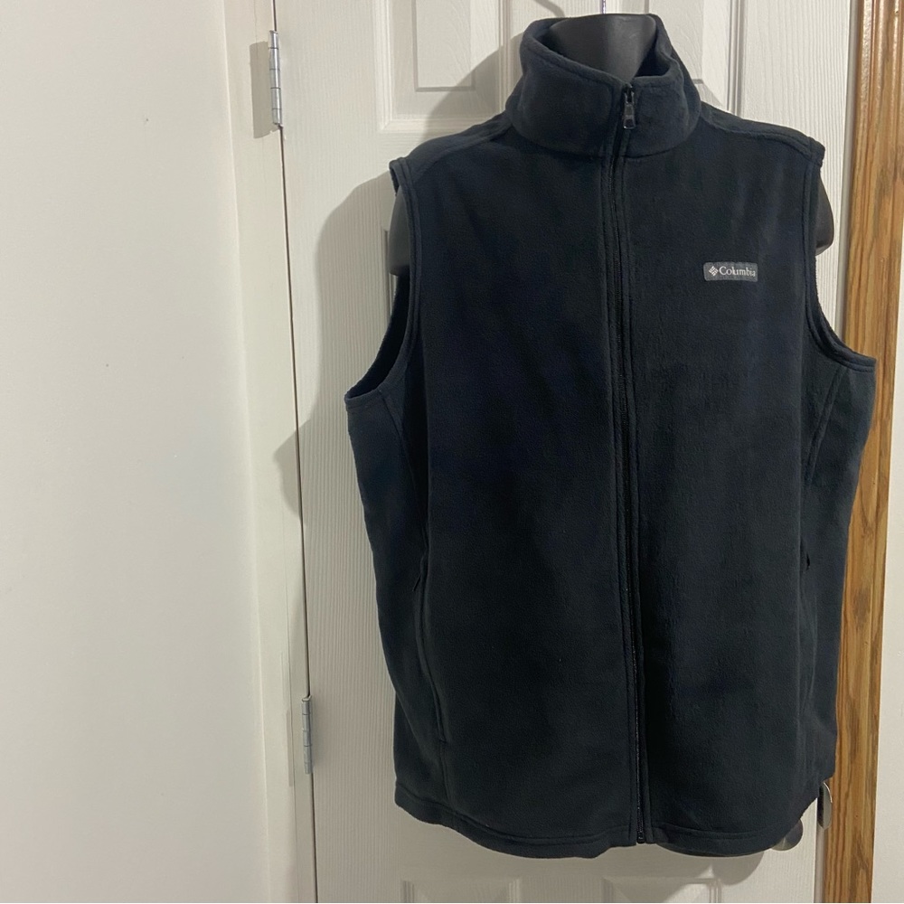 Columbia men charcoal fleece grey, front pockets,, zip up vest. Size XL T. Used.